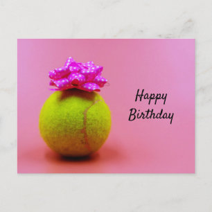 Tennisball mit fröhlichem Geburtstagswort auf Rosa Postkarte