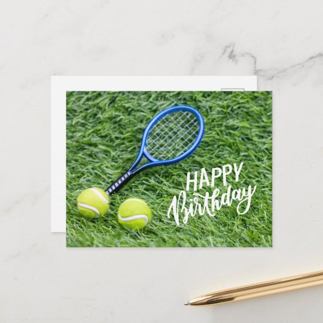 Tennisball mit Happy Birthday auf grünem Gras Postkarte (Vorderseite/Rückseite Beispiel)