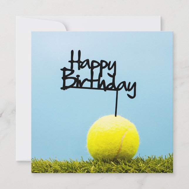 Tennisball mit Happy Birthday Sign auf blauem Himm Karte (Vorderseite)