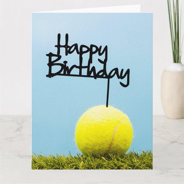 Tennisball mit Happy Birthday Sign auf blauem Himm Karte (Vorderseite)