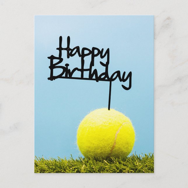 Tennisball mit Happy Birthday Sign auf blauem Himm Postkarte (Vorderseite)