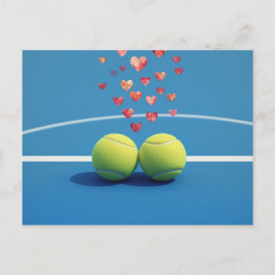 Tennisball mit LOVE auf blauem Platz Feiertagspostkarte