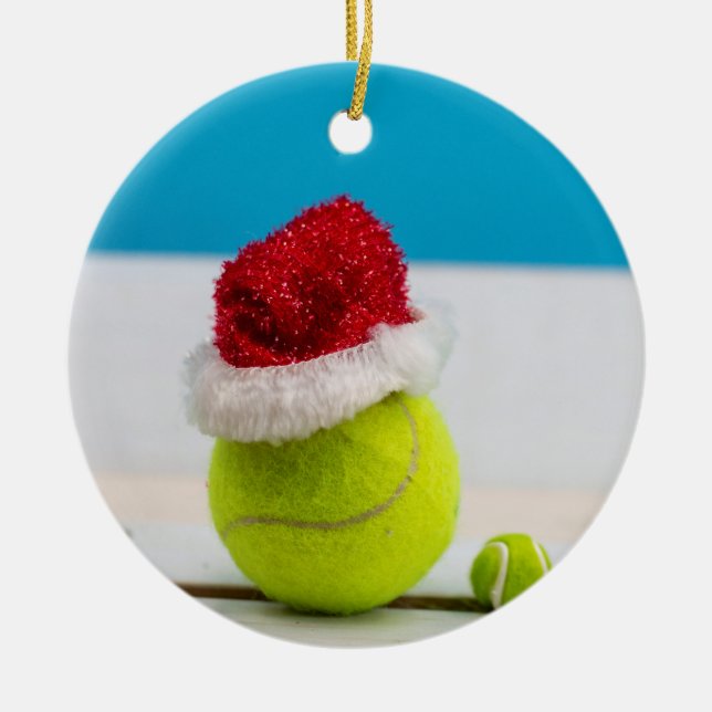 Tennisball mit Weihnachtsmannmütze für den Weihnac Keramik Ornament (Vorne)