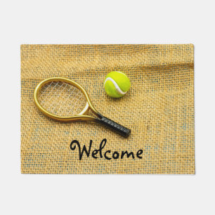 Tennisball und Racker auf braunem Hintergrund Fußmatte