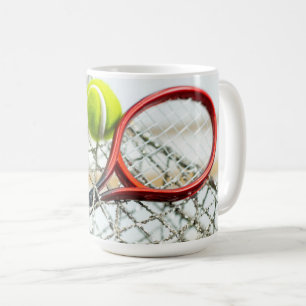 Tennisball und Racker sind besser auf dem Platz Kaffeetasse