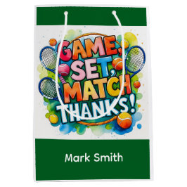 Tennisball und Schläger auf dem Platz mit Namen Mittlere Geschenktüte