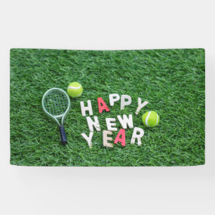 Tennisball und Schläger mit glücklichem Neujahr Banner