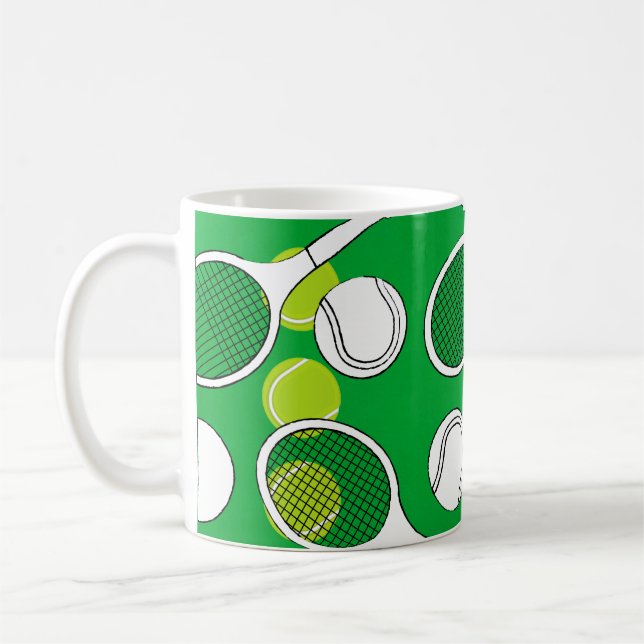 Tennisball und Schläger Schwarz-weiß auf Grünplatz Kaffeetasse (Links)