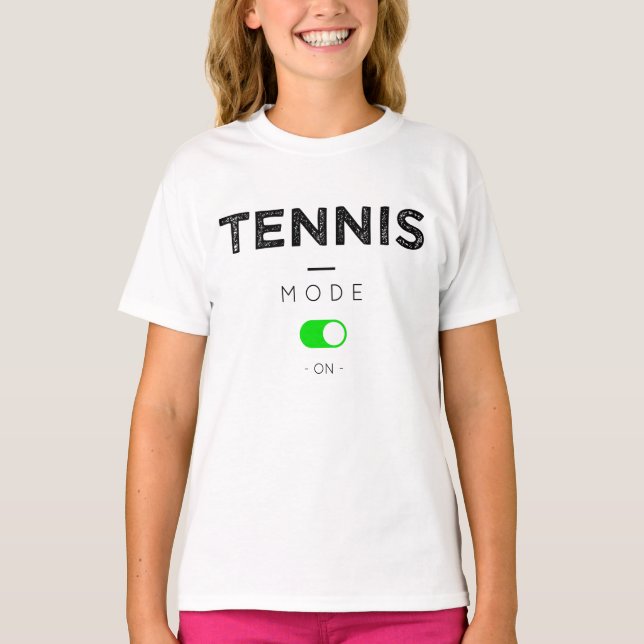TENNISPLATZ ON T-Shirt (Vorderseite)