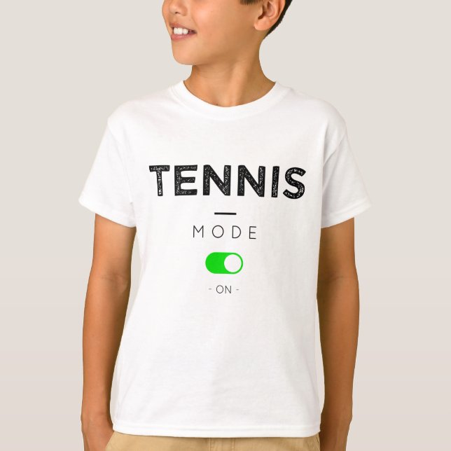 TENNISPLATZ ON T-Shirt (Vorderseite)