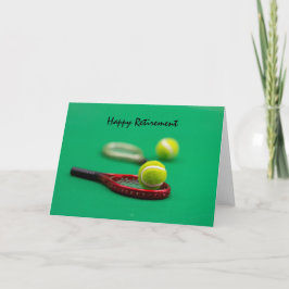 Tennisruhestand mit Schläger und Ball auf Grün Karte