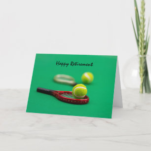 Tennisruhestand mit Schläger und Ball auf Grün Karte