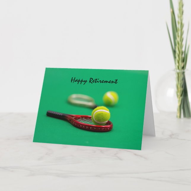 Tennisruhestand mit Schläger und Ball auf Grün Karte (Vorderseite)