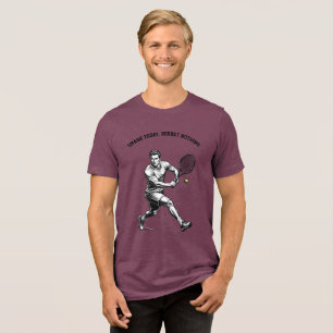 Tennisspieler Grafik T-Shirt – Dynamischer Sport Tri-Blend Shirt