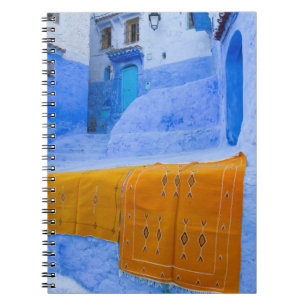 Teppiche an einer blauen Wand Notizblock