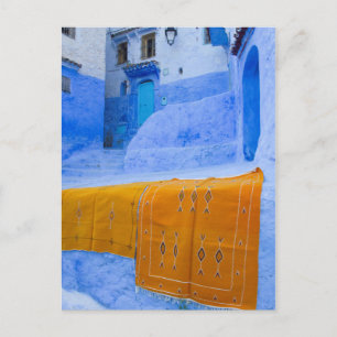 Teppiche an einer blauen Wand Postkarte