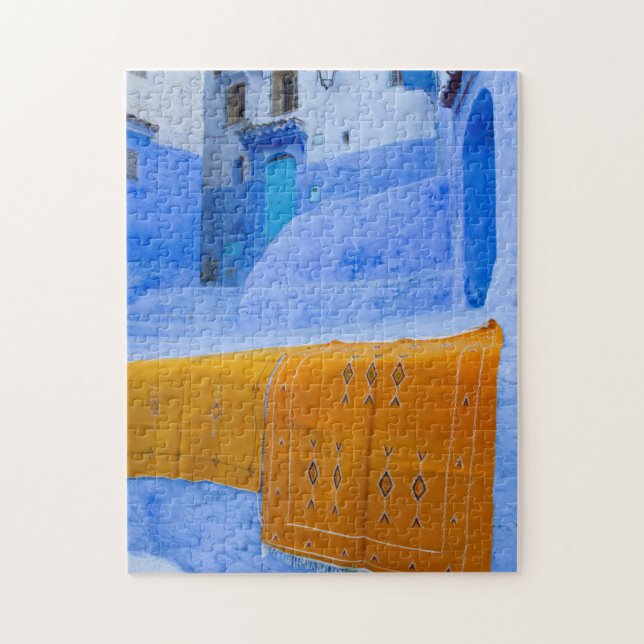 Teppiche an einer blauen Wand Puzzle (Vertikal)