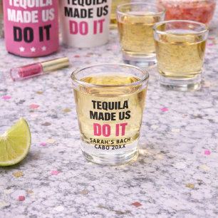 Tequila brachte uns dazu, es zu tun Braut-Trinkt Schnapsglas