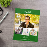 Termine 2025 für smaragdgrünes Foto Planer<br><div class="desc">Erstellen Sie Ihre eigene,  einzigartige Collage aus Foto. Verwenden Sie vier,  vier von Ihrem Lieblings-Foto. Personalisieren und ein Jahr,  Name und Text. Ein smaragdgrüner Hintergrund,  weißer Text.</div>