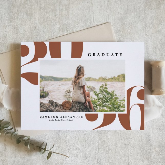 Terracotta 2025 Fett Typografie Foto Abschluss Ankündigung (Customizable terracotta photo graduation invitation featuring retro bold typography. )