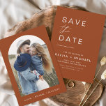 Terracotta Boho Save the Date Foto Minimalistisch<br><div class="desc">Hochzeit Boho Terracotta Speichern Sie die Date Cards,  die ein Foto auf der Vorderseite haben. Die Save the Date-Karten enthalten eine moderne,  handgeschriebene,  kursive Schriftzeichen-Typografie,  die elegant,  einfach und modern nach einem einfachen Hochzeitstag-Fest zu verwenden sind.</div>