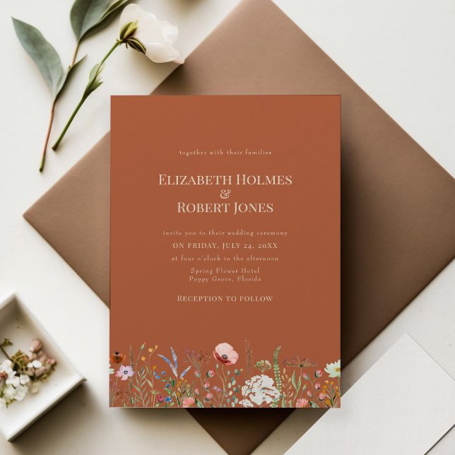 Terracotta Boho Wildblume Hochzeit Einladung (Terracotta Boho Wildflower Wedding Invitation n wedding table with flowers and decoration.)