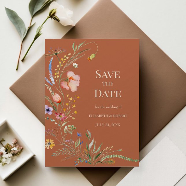 Terracotta Boho Wildblumen Save the Date Karte (Terracotta Boho Wildflowers Save The Date Card on wedding table with flowers.)