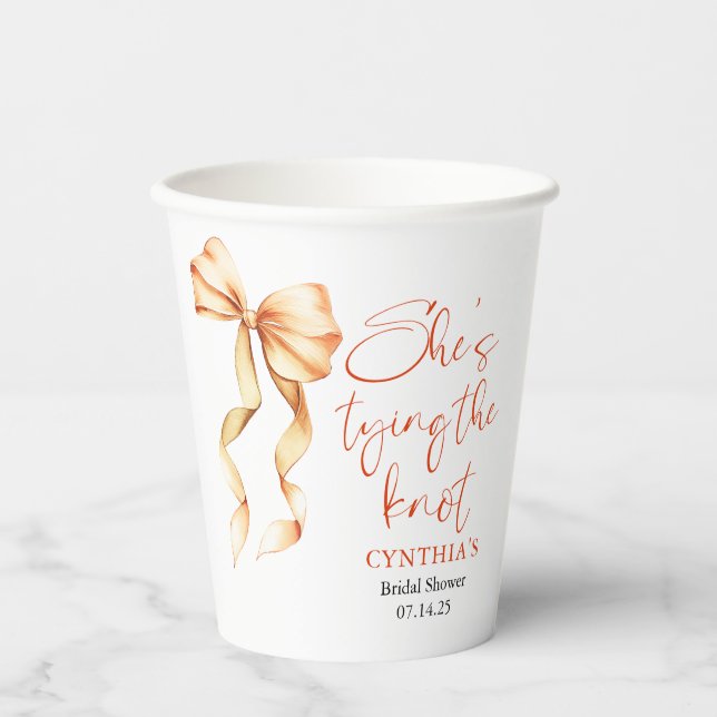 Terracotta Bow She's Tying the Knot Bridal Shower Pappbecher (Vorderseite)