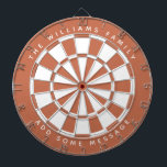 Terracotta Brown Custom Family Name Classic Dartscheibe<br><div class="desc">Klassisches Dartboard-Design mit abwechselnder Terrakotta-Farbe und weißen Dreiecken. Oben und unten gibt es den Namen und eine Nachricht als Bogentext,  in Kapiteln.</div>
