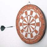 Terracotta Brown Custom Family Name Classic Dartscheibe<br><div class="desc">Klassisches Dartboard-Design mit abwechselnder Terrakotta-Farbe und weißen Dreiecken. Oben und unten gibt es den Namen und eine Nachricht als Bogentext,  in Kapiteln.</div>