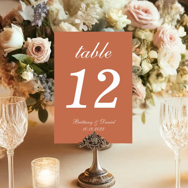 Terracotta Brown Simple Script Calligraphy Wedding Tischnummer (Von Creator hochgeladen)