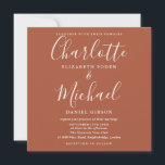 Terracotta Burnt Orange Elegante Script Wedding Einladung<br><div class="desc">Dieses stilvolle Hochzeitsangebot mit eleganten,  charakteristischen Stilnamen kann mit Ihren Hochzeitsdetails in moderner Typografie auf Terrakotta-Hintergrund personalisiert werden. Sie können die Hintergrundfarbe an Ihr Hochzeitstil anpassen. Entwickelt von Thisisnotme©</div>