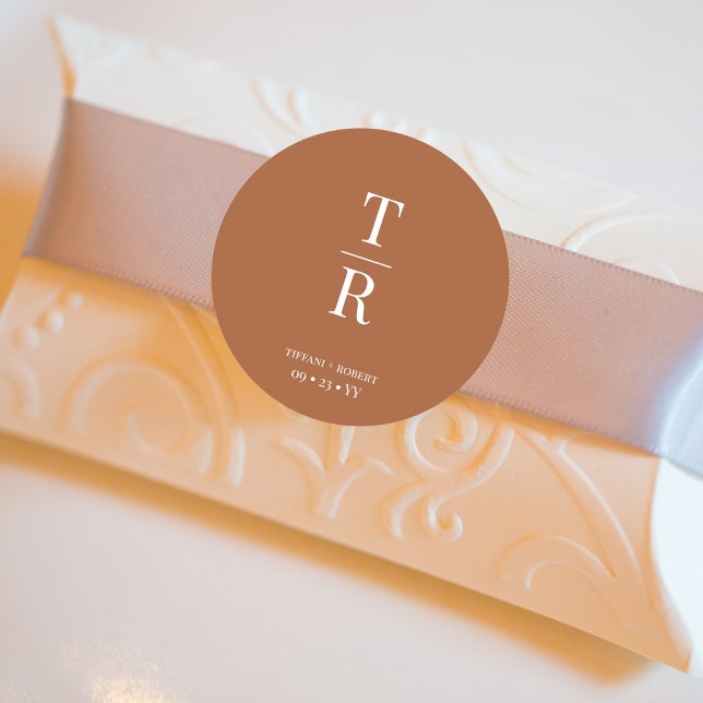 Terracotta Chic Mit Monogramm Gastgeschenk Hochzei Runder Aufkleber (Von Creator hochgeladen)