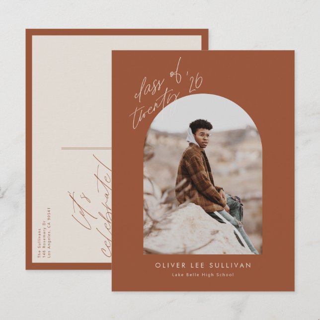 Terracotta Class of 2025 Arch Foto Abschluss Einladungspostkarte (Vorne/Hinten)