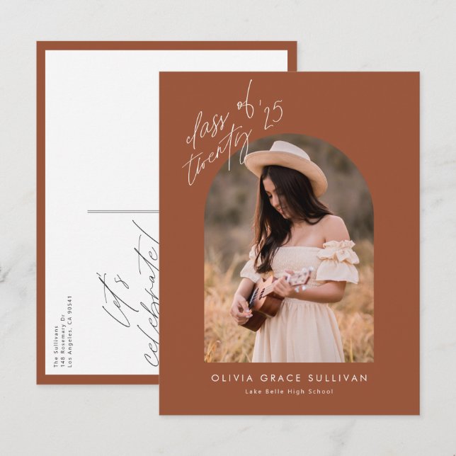Terracotta Class of 2025 Arch Foto Abschluss Einladungspostkarte (Vorne/Hinten)