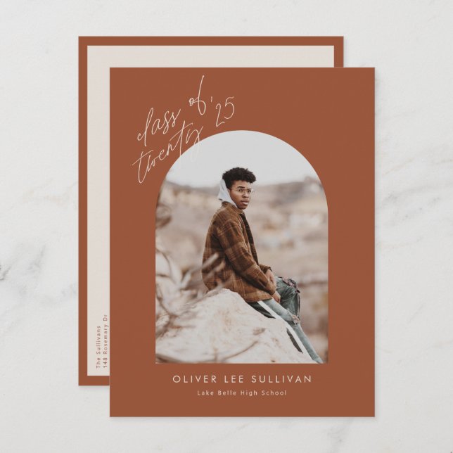 Terracotta Class of 2025 Arch Foto Abschluss Einladungspostkarte (Vorne/Hinten)