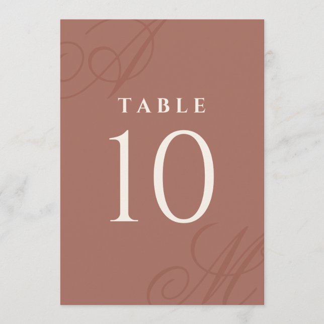 Terracotta Einfache Elegante Monogramm-Tischnummer (Vorderseite)