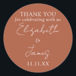 Terracotta Elegant Script Wedding Vielen Dank Runder Aufkleber<br><div class="desc">Diese Terracotta minimalistisch eleganten Skript Hochzeit danke Ihnen Aufkleber kann mit Ihren Informationen in der schicken Typografie personalisiert werden. Entwickelt von Thisisnotme©</div>
