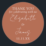 Terracotta Elegant Script Wedding Vielen Dank Runder Aufkleber<br><div class="desc">Diese Terracotta minimalistisch eleganten Skript Hochzeit danke Ihnen Aufkleber kann mit Ihren Informationen in der schicken Typografie personalisiert werden. Entwickelt von Thisisnotme©</div>