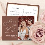 Terracotta Elegante Script Modern Save the Date Ankündigungspostkarte<br><div class="desc">Terracotta Elegant Script Modernes Foto Einfache Hochzeit speichern Sie die Datum Ankündigung Postcard. Lass Familie, Freunde und Kollegen wissen, dass Sie Set ein Datum für Ihre Hochzeitsfeier mit dieser eleganten, stilvollen und modernen Hochzeit speichern Sie das Datum Einladungskarte. Alle Texte sind so vorbereitet, dass Sie sie einfach und schnell mit...</div>