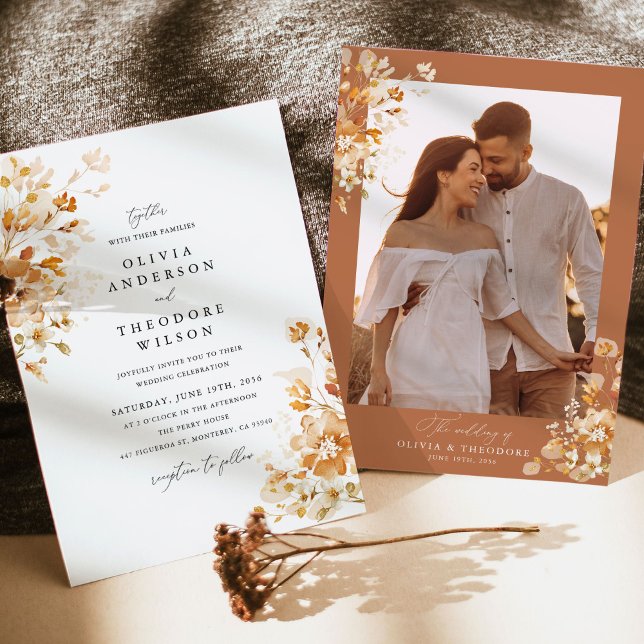 Terracotta Floral Elegant Photo Back Wedding Einladung (Terracotta elegant floral wedding invitation photo back with framed couple portrait and gold accents)