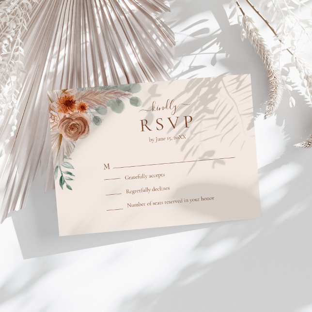 Terracotta Floral Pampas Grass Wedding RSVP Card Dankeskarte (Terracotta Floral Pampas Grass Wedding RSVP Card on a sunny table with white boho dry botanicals.)