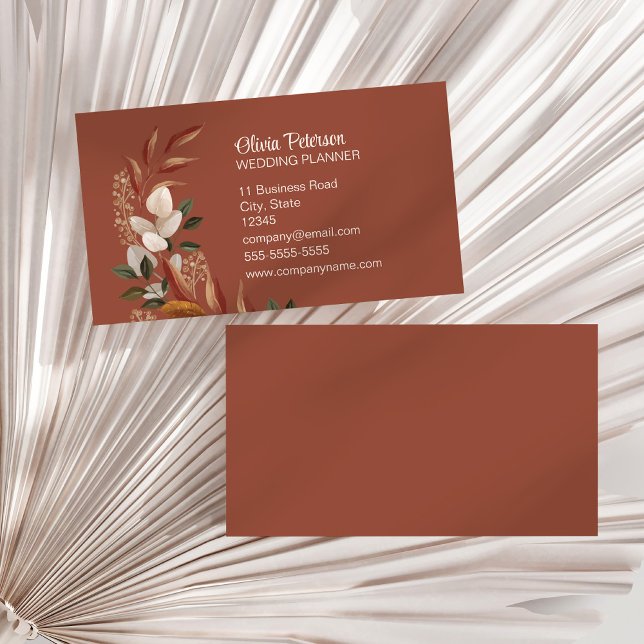 Terracotta Floral Wedding Organisation Visitenkarte (Elegant Terracotta Floral Wedding Organizer Business Card on a white dry palm leaf.)