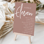 Terracotta Hand Scripted Table ELEVEN Guest Names Tischnummer<br><div class="desc">Einfache und schicke Tischnummer-Karten im Erdton Terracotta und Weiß machen eine elegante Aussage bei Ihrer Hochzeit oder Veranstaltung. Das Design enthält "Table [number]" in einem spannenden Mix aus klassischer Serif und handgeschriebenem Skriptsatz, darunter einzelne Gastnamen. Design wiederholt sich auf beiden Seiten. Einzelne nummerierte Karten werden separat verkauft; bestellen Sie jede...</div>