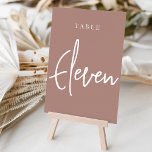 Terracotta Hand Scripted Table ELEVEN Tischnummer<br><div class="desc">Einfache und schicke Tischnummer-Karten im Erdton Terracotta und Weiß machen eine elegante Aussage bei Ihrer Hochzeit oder Veranstaltung. Das Design bietet "table [number]" in einem spannenden Mix aus klassischen Serifen und handgeschriebenen Skripten. Design wiederholt sich auf beiden Seiten. Einzelne nummerierte Karten werden separat verkauft; bestellen Sie jede Tischnummer einzeln aus...</div>
