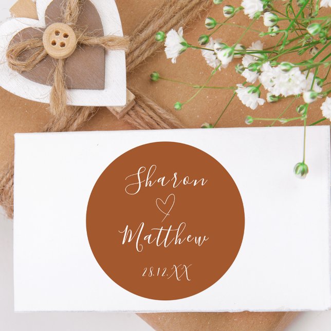 Terracotta Handgeschriebene SkriptWedding-Geschenk Runder Aufkleber (Elegant wedding sticker adds timeless sophistication to beautifully wrapped favors.)