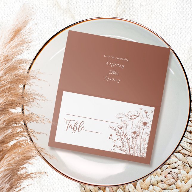 Terracotta Hintergrund Weißes Wildblume Monogramm Platzkarte (Von Creator hochgeladen)