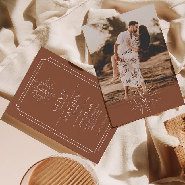 Terracotta Mid Century 70er Monogram Foto Wedding Einladung (Von Creator hochgeladen)