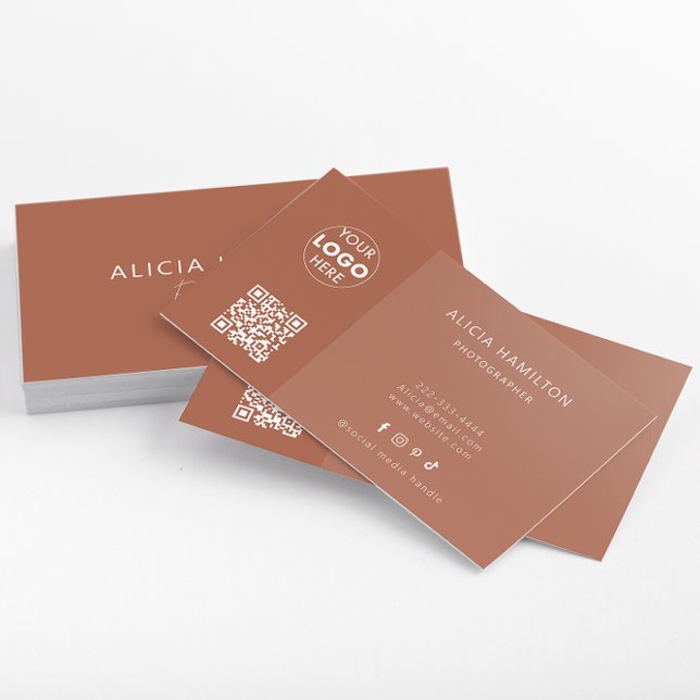 Terracotta | MINIMALISTISCH | QR-Code + Logo | Mod Visitenkarte (A sleek terracotta minimalist business card design which features customisable QR Code & logo.)