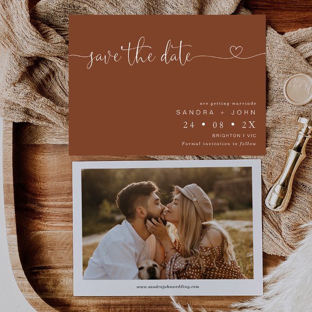 Terracotta Minimalistisches Herz Save the Date Kar Einladung (Minimalist terracotta and calligraphy with heart wedding save the date with photo on the back.)